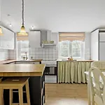 Hus 1 *